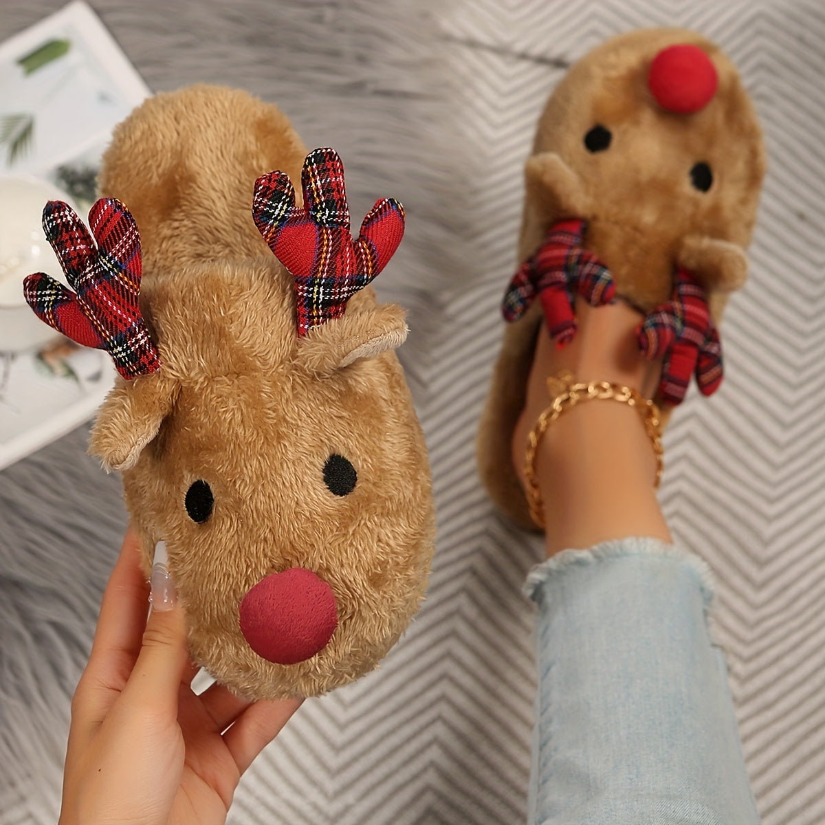 cosy-christmas-reindeer-mule-slippers-plush-img1.jpg